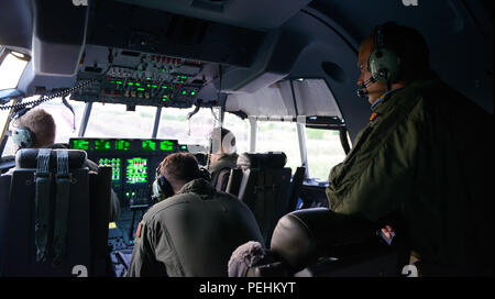 Am 18. August 2015 führten Piloten der US-Luftwaffe und der rumänischen Luftwaffe auf der Otopeni Air Base, Rumänien, gemeinsame Inspektionen vor dem Flug während der Übung Carpathian Summer durch. Die rumänischen Flugzeuge C-27J Spartan und C-130J Super Hercules wurden eingesetzt, um die Interoperabilität, Bereitschaft und Koordination zwischen NATO-Verbündeten zu verbessern. Die Übung umfasste Transport-, Aufklärungs-, taktische Luftbrücke- und Besatzungsschulungen, um die kombinierten operativen Fähigkeiten für Lufttransportmissionen in ganz Europa zu verbessern. Stockfoto
