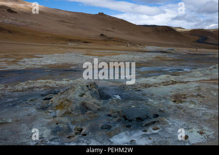 Geschwärzte Masse und Leere Dampf Bohrungen an Hverarond oder Namaskard, einem vulkanischen Gebiet angrenzenden in der Nähe des Sees Myvatn, Island auf der Route 1 im Sommer Stockfoto