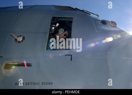 Eine C-130J Hercules der Royal Australian Air Force, die der No. 37 Squadron zugeteilt ist, wird vor dem Start während der Red Flag Alaska 15-3 überprüft. Flight Lieutenant überprüft Motoren, Propeller, Flugsteuerungen und Außenflächen, um einen sicheren Betrieb zu gewährleisten. Die Übung umfasst mehr als 80 Flugzeuge aus sieben pazifischen Nationen, wobei die Schwerpunkte Koalitionstraining, taktische Luftbrücke, Frachttransport und Interoperabilität zwischen alliierten Truppen in Alaska liegen. Stockfoto