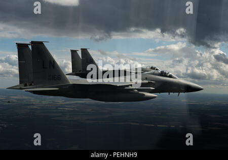 Zwei F-15C Adler fliegen über East Anglia, England, 12.08.27, 2015, während einer Überführung in Lakenheath der Royal Air Force. Die F-15C Adler, auf der 48th Fighter Wing zugeordnet, verbreitet, bis Sie mit der britischen Avro Vulcan XH558 angeschlossen, das erste und letzte Mal, dass diese Flugzeuge werden immer gemeinsam Fliegen zu markieren. (U.S. Air Force Foto/Senior Airman Trevor T. McBride/Freigegeben) Stockfoto