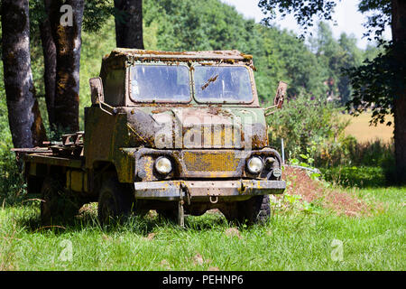 Alte verwitterte Militär Armee-LKW in Frankreich Stockfoto