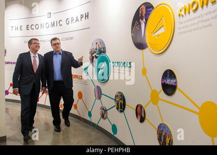 Verteidigungsminister Asche Carter spricht mit Reid Hoffman Mitbegründer von LinkedIn LinkedIn am Hauptsitz in Mountain View, Calif., Aug 28, 2015 verschiedene Technologien, die das Verteidigungsministerium lernen können diskutieren. (Foto durch Master Sgt. Adrian Cadiz) (freigegeben) Stockfoto