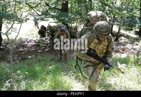 Britische Fallschirmjäger, Spaziergang in eine einzelne Datei Bildung Während auf Patrouille während der Übung die schnelle Reaktion, Hohenfels, Deutschland, 26.08.2015. Schnelle Reaktion ist eine kombinierte Airborne Schulungsveranstaltung mit Teilnahme von mehr als 4.800 Service Mitglieder von 11 North Atlantic Treaty Organisation (Nato) Nationen. (U.S. Armee Foto von SPC. William Lockwood/Freigegeben) Stockfoto