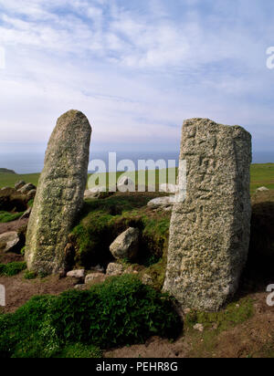 Zwei der 4 frühen Christlichen (C 5.-6.) Steine des Gedenkens auf dem Display neben der Bank der klösterlichen Gehäuse & Friedhof auf dem Beacon Hill, Lundy Island, Großbritannien. Stockfoto