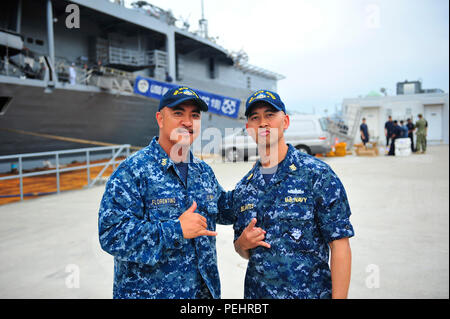 150820-N-YL BUSAN 053-002, Republik Korea (Aug. 20, 2015) - der Master Chief Information Systems Techniker Roderick Florentino und Master Chief Machinist Mate Gilfredo Belantes, sowohl an den USA 7 Flotte Flaggschiff USS Blue Ridge (LCC 19), für ein Foto auf dem Pier darstellen. Blue Ridge ist derzeit die Unterstützung für die Einbeziehung der US-amerikanischen 7 Flotte in der bi-laterale Bewegung, 2015 Ulchi Freedom Guardian (UFG). Die UFG ist eine jährliche, Befehl kombiniert und Kontrolle ausüben, um die Bekämpfung der Bereitschaft der ROK und US-unterstützenden Kräften durch gemeinsame Ausbildung zu verbessern und gleichzeitig die ROK-U.S. rela Stockfoto