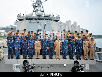 150820-N-YL BUSAN 053-015, Republik Korea (Aug. 20, 2015) - Segler an den USA 7 Flotte Flaggschiff USS Blue Ridge LCC (19) und die Sejong der Große Zerstörer ROKS Seoae Ryu Seong-ryong (DDG993), für ein Gruppenfoto auf dem Vorschiff des ROKS Seoae Ryu Seong pose-ryong. Blue Ridge ist derzeit die Unterstützung für die Einbeziehung der US-amerikanischen 7 Flotte in der bi-laterale Bewegung, 2015 Ulchi Freedom Guardian (UFG). Die UFG ist eine jährliche, Befehl kombiniert und Kontrolle ausüben, um die Bekämpfung der Bereitschaft der ROK und US-unterstützenden Kräften durch gemeinsame Ausbildung zu verbessern und gleichzeitig die ROK Stockfoto
