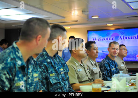 150820-N-YL BUSAN 053-038, Republik Korea (Aug. 20, 2015) - Offiziere in die USA 7 Flotte Flaggschiff USS Blue Ridge LCC (19) und die Sejong der Große Zerstörer ROKS Seoae Ryu Seong-ryong (DDG993), Lunch im Wardroom der ROKS Seoae Ryu Seong-ryong. Blue Ridge ist derzeit die Unterstützung für die Einbeziehung der US-amerikanischen 7 Flotte in der bi-laterale Bewegung, 2015 Ulchi Freedom Guardian (UFG). Die UFG ist eine jährliche, Befehl kombiniert und Kontrolle ausüben, um die Bekämpfung der Bereitschaft der ROK und US-unterstützenden Kräften durch gemeinsame Ausbildung zu verbessern und gleichzeitig die ROK-US-relatio Stockfoto