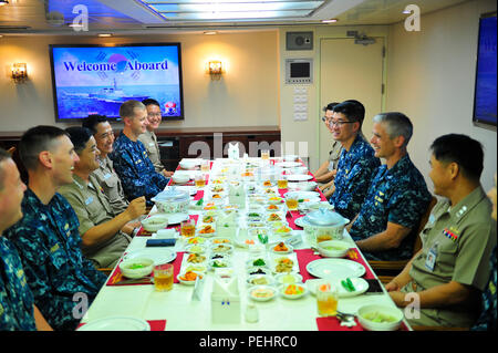 150820-N-YL BUSAN 053-042, Republik Korea (Aug. 20, 2015) - Offiziere in die USA 7 Flotte Flaggschiff USS Blue Ridge LCC (19) und die Sejong der Große Zerstörer ROKS Seoae Ryu Seong-ryong (DDG993), Lunch im Wardroom der ROKS Seoae Ryu Seong-ryong. Blue Ridge ist derzeit die Unterstützung für die Einbeziehung der US-amerikanischen 7 Flotte in der bi-laterale Bewegung, 2015 Ulchi Freedom Guardian (UFG). Die UFG ist eine jährliche, Befehl kombiniert und Kontrolle ausüben, um die Bekämpfung der Bereitschaft der ROK und US-unterstützenden Kräften durch gemeinsame Ausbildung zu verbessern und gleichzeitig die ROK-US-relatio Stockfoto