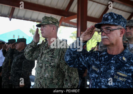 Militärs aus den Vereinigten Staaten und Honduras ein Gruß während dem Abspielen der US-Nationalhymne rendern auf eine Eröffnungsfeier zur Unterstützung der Operation weiterhin Versprechen in Trujillo, Honduras, am 12.08.29., 2015. Betrieb Weiterhin Versprechen ist eine Sendung, in der die Vereinigten Staaten militärische arbeitet mit host Nationen humanitäre Hilfe zu leisten und der zivil-militärischen Operationen werden neben verschiedenen Partnerstaaten in der Karibik, Mittel- und Südamerika. (U.S. Marine Corps Foto von Cpl. Kirstin Merrimarahajara/freigegeben) Stockfoto