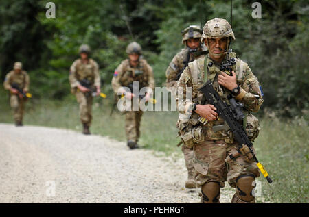 Maj. Benjamin Morales führt seine Fallschirmjäger auf einer Patrouille zu Fuß durch die Stadt, während die schnelle Reaktion 15, ein Training in Hohenfels, Deutschland, 12.08.27. 2015. Morales, der 82Nd Airborne Division Veteran, ist derzeit als Kompaniechef mit 2. Parachute Regiment, 16 Angriff der Brigade in der Britischen Armee. Morales ist die Teilnahme an einem militärischen Personal exchange Programm. Schnelle Reaktion 15 ist der US-Armee größte kombinierte Airborne Schulungsveranstaltung in Europa seit dem Ende des Kalten Krieges. Mehr als 4.800 Service Mitglieder aus 11 NATO-Staaten - Bulgarien, Deutschland, Frankreich, Griechenland, Stockfoto