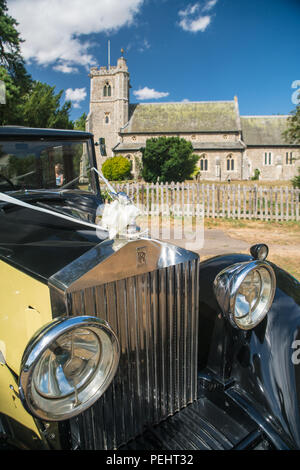 Oldtimer Rolls Royce Hochzeit Auto außerhalb einer englischen Kirche Stockfoto