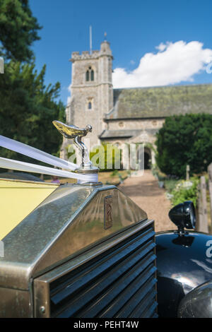 Oldtimer Rolls Royce Hochzeit Auto außerhalb einer englischen Kirche Stockfoto