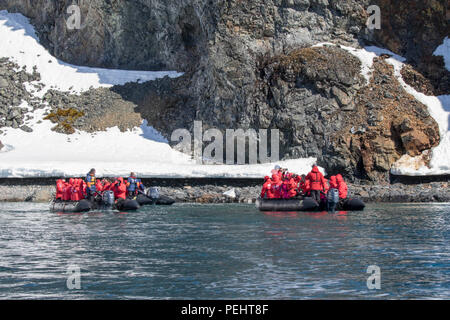 Touristen landen an der Küste der Antarktis auf Zodiacs Stockfoto