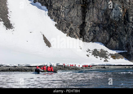 Touristen landen an der Küste der Antarktis auf Zodiacs Stockfoto