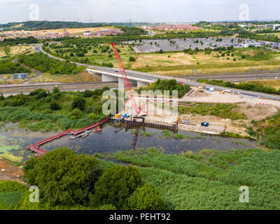 Luftaufnahme der Anfang der Brücke Installation zwischen Springhead Park, und Ebbsfleet International Bahnhof, Kent, Großbritannien Stockfoto