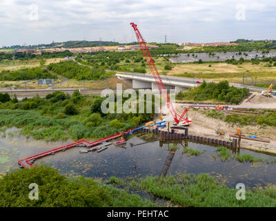 Luftaufnahme der Anfang der Brücke Installation zwischen Springhead Park, und Ebbsfleet International Bahnhof, Kent, Großbritannien Stockfoto