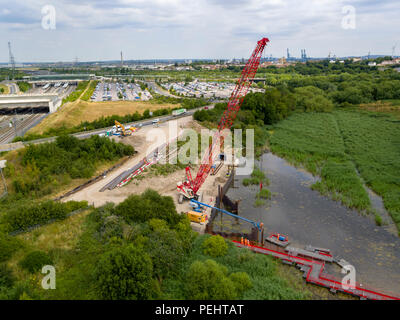 Luftaufnahme der Anfang der Brücke Installation zwischen Springhead Park, und Ebbsfleet International Bahnhof, Kent, Großbritannien Stockfoto