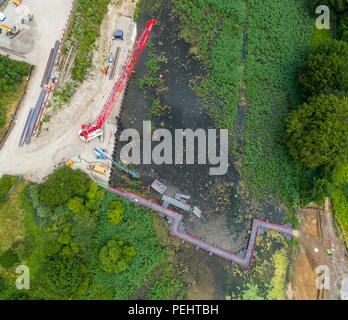 Luftaufnahme der Anfang der Brücke Installation zwischen Springhead Park, und Ebbsfleet International Bahnhof, Kent, Großbritannien Stockfoto