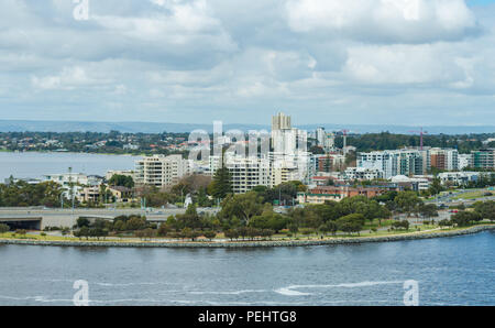 Die Skyline von Perth gesehen Von einer Aussichtsplattform im Kings Park, West Australien, Ozeanien Stockfoto