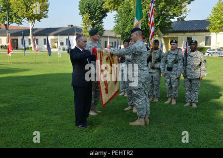 Oberst Robert L. Menist jr., ausgehende U.S. Army Garrison Vicenza Commander, fällen die USAG Vicenza Farben mit Hilfe von Michael D. Formica, Region Direktor, Installation Management Command-Europe, während eine Garnison Ändern des Befehls Zeremonie auf Hoekstra, Caserma Ederle, Vicenza, Italien. USAG Vicenza hat redesignated zu usag Italien. (U.S. Armee Foto von visuellen Informationen Spezialist Paolo Bovo/freigegeben) Stockfoto