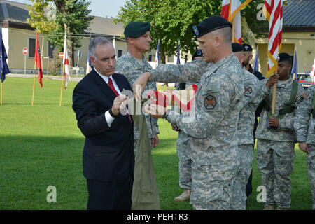 Oberst Robert L. Menist jr., ausgehende Commander, U.S. Army Garrison Vicenza, Fälle der US-Armee Garnison Vicenza Farben mit Hilfe von Michael D. Formica, Region Direktor, Installation Management Command-Europe, während eine Garnison Ändern des Befehls Zeremonie auf Hoekstra, Caserma Ederle, Vicenza, Italien. USAG Vicenza hat redesignated zu usag Italien. (U.S. Armee Foto von visuellen Informationen Spezialist Paolo Bovo/freigegeben) Stockfoto