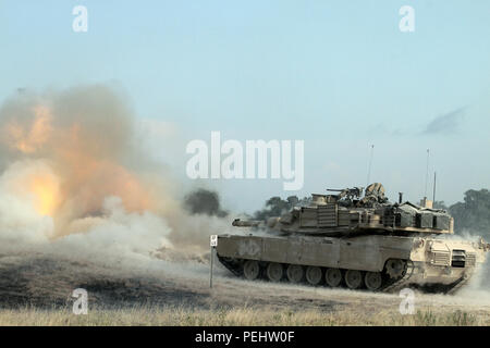 Soldaten aus dem 2. Bataillon, 12 Kavallerie Regiments, 1st Armored Brigade Combat Team, 1.Kavallerie Division, Feuer einer 120mm runde von ihren M1A2 Abrams Kampfpanzer 12.08.19 Im Rahmen der Ironhorse Herausforderung, einer 16-tägigen kombinierten Waffen live-fire Manöver und Koordination trainieren. (U.S. Armee Foto: Staff Sgt. Keith Anderson, 1st Armored Brigade Combat Team Public Affairs, 1. Cav. Div.) Stockfoto