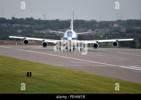 Ein US Air Force E-4B nationale Airborne Operations Center schaltet sich für den Start zum Ausrichten 27.08.2007 Offutt Air Force Base, Neb. Den Spitznamen "Nightwatch", die Boeing 747 Als survivable mobiler Gefechtsstand der Präsident der Vereinigten Staaten dient. (U.S. Air Force Foto von Josh Plueger/Freigegeben) Stockfoto