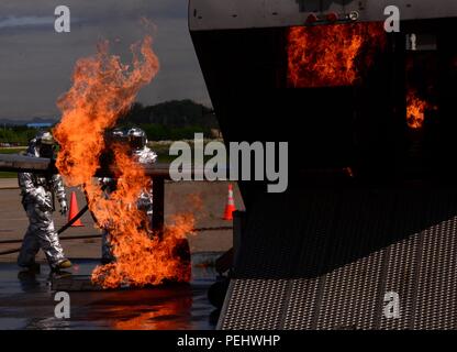 Feuerwehrmänner auf der 51. Bauingenieur Geschwader zugewiesen Eine Schulungsveranstaltung mit Mitgliedern der Republik Korea Air Force und Songtan Feuerwachen durchführen 26.08.2015, am Osan Flughafen, Republik Korea. Die Ziele der Ausbildung wurden Partnerschaften zu stärken und bieten einzigartige Flugzeuge Ausbildung für alle Beteiligten. (U. S. Air Force Foto: Staff Sgt. Benjamin Sutton) Stockfoto