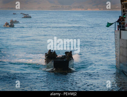 CAMP Pendleton, Calif (Aug. 31, 2015) - US-Marines 3 Assault Amphibian Bataillon verhalten Amphibisches Fahrzeug (AAV) Bewegung während Gut deck Arbeitsgängen zugeordnet an Bord amphibious Transport dock Schiff USS Somerset LPD (25). Somerset ist derzeit die Teilnahme an Übung Dawn Blitz 2015 (DB-15). Übung DB-15 ist eine multinationale Ausbildung geleitet durch Expeditionary Strike Group 3 (ESG-3) und 1. Marine Expeditionary Brigade (1 MEB) USA, Japan, Mexiko zu errichten, und die Amphibischen und das Kommando und die Kontrolle der Neuseeländischen Fähigkeiten durch live, simuliert, und konstruktiven Militär Zug Stockfoto