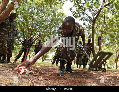 Sgt. Gaudence Siame, Tansanias Menschen Defence Force Munition Techniker, Plätze, ein Metall Form in einem Metalldetektor Einarbeitung Klasse bei der Friedenssicherung Training Center in Dar-es-Salaam, Tansania, 23.08.2015. Zwei US-Marine die Beseitigung von Explosivstoffen Techniker, kombiniert zu Joint Task Force - Horn von Afrika zugeordnet, angewiesen, eine 3-wöchige Humanitären Minenräumung Kurs TPDF Munition Techniker und Offiziere um Ordnance Knowledge zu erhöhen. Stockfoto