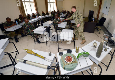 Eine Beseitigung von Explosivstoffen Techniker Combined Joint Task Force-Horn von Afrika, Überprüfung der Ordnance Identifikation während eines humanitären Minenräumung Kurs für die tansanischen Volk Defence Force in Dar es Salaam, Tansania 26.08.2015 zugeordnet. HMA ist durch das Außenministerium finanziert und unterstützt die Länder in der Entlastung ausgewählt und entwickelt einen indigenen Mine Action. Stockfoto