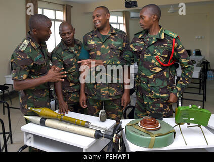Die Tansanische Menschen Defence Force Personal schauen Sie über verschiedene ordnance Punkte während der humanitären Minenräumung Anweisung Kurs an der Friedenssicherung Training Center in Dar-es-Salaam, Tansania, Nov. 24, 2015. Us Navy die Beseitigung von Explosivstoffen Techniker, die Combined Joint Task Force-Horn von Afrika zugeordnet, wies 22 Studierende, um die Partner nation Ordnance Knowledge zu erhöhen. Stockfoto