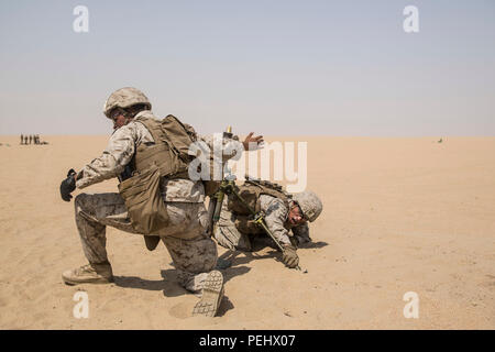 KUWAIT (Aug. 26, 2015) U.S. Marines Lance Cpl. Maurice Gardner, Links, und Lance Cpl. Gary Gomez engagieren Ziele mehr als 500 Meter entfernt mit einem M224 A1 60 mm Mörser System während der Anruf-für-Fire Training. Gardner ist ein Assistent gunner und Gomez ist ein Gunner, beide mit Kilo Firma, Bataillon Landung Team 3 Bataillon, 1. Marine Regiment, 15 Marine Expeditionary Unit. Während der Ausbildung Squad Leader schärfen ihre Anruf-für-Feuer Fähigkeiten mit mortarmen. Elemente des 15. MEU sind an Land in Kuwait für Erhaltung der Ausbildung zu erhalten und die Fähigkeiten, die sie während ihrer Vorbereitung dep verbessern Stockfoto