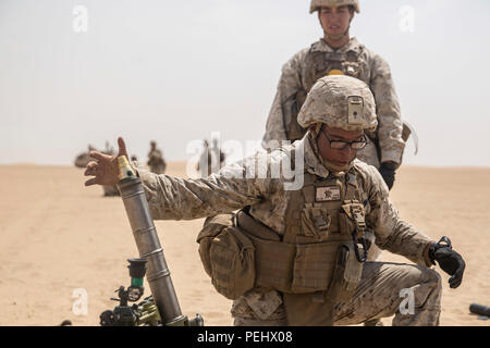 KUWAIT (26. August 2015) U.S. Marine Lance Cpl. Maurice Gardner feuert einen Mörtel Runde von einem M224A1 60 mm Mörser System während Aufforderung zur Heißausbildung. Gardner ist ein Assistent Gunner mit Kilo Company, Battalion Landing Team 3. Bataillon, 1. Marineregiment, 15. Marine Expeditionary Unit. Während der Ausbildung-Kader Führer ihre Call-for-Fire-Fähigkeiten mit Mörtel Männer geschärft. Elemente des 15. MEU sind an Land in Kuwait für Erhaltung Ausbildung zu erhalten und zu verbessern die Fähigkeiten, die sie während ihrer Periode der Einsatzvorbereitenden Ausbildung entwickelt. Die 15. MEU ist mit Essex Amphibious Ready begonnen. Stockfoto