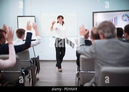 Die Teilnehmer heben die Hände Frage während des Seminars zu Fragen Stockfoto