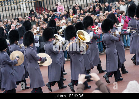 Soldaten marschieren während der Wechsel der Wachablösung am Buckingham Palace, London, England. Stockfoto