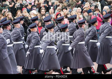 Soldaten marschieren während der Wechsel der Wachablösung am Buckingham Palace, London, England. Stockfoto