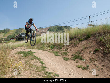 Staff Sgt. Dylan Haley, 90 Munition Squadron, springt ein tabletop Erdhügel an einem Bike Park in Steamboat Springs, Colo., Aug 29., 2015. Der Bike Park ist auf dem Mount Werner in Routt National Park. (U.S. Air Force Foto von Lan-Kim) Stockfoto