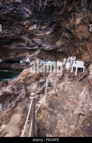 Versteckte Häuser in die touristische Attraktion pirate Höhle von El Poris de Candelaria, auf der Insel La Palma, Kanarische Inseln, Spanien. Stockfoto