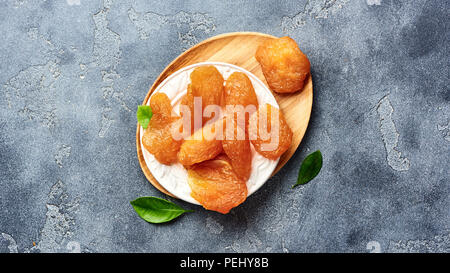 Kandierte geschnitten Birne. Getrocknete Früchte auf grauem Hintergrund. Ansicht von oben. Stockfoto