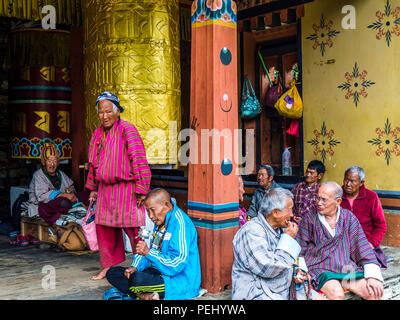 Lokale bhutanischen Menschen in einem buddhistischen Tempel in Bhutan Anbetung Stockfoto