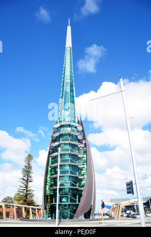 Der Swan Bells Tower für australische Menschen und fremden Reisenden besucht und Reisen zum Kasernenhof am 14. Mai 2016 in Perth, Australien Stockfoto