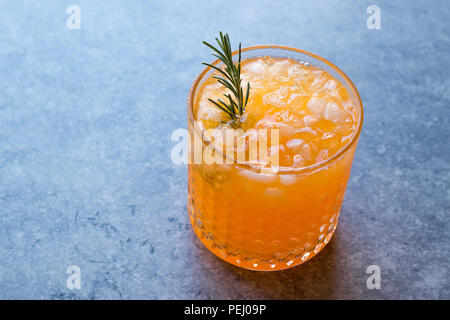 Karotte Cocktail Mit Gestossenem Eis Und Rosmarin Beverage Konzept Stockfotografie Alamy