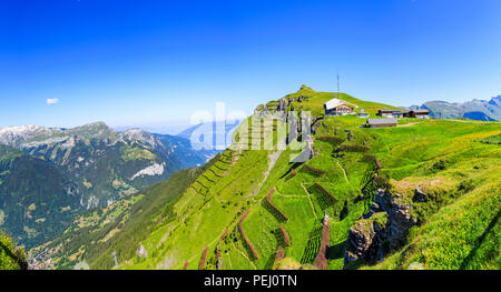 Panoramablick über die Maennlichen Seilbahnstation oben Wengen und das Lauterbrunnental in der Jungfrauregion, Berner Oberland, Schweiz Stockfoto