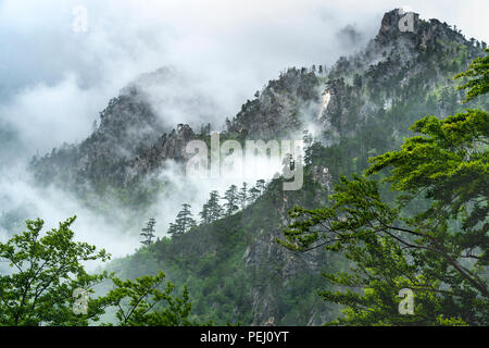 Wolken teilweise Abdeckung der wilde und dramatische Albanischen Alpen, auch als die Verfluchten Berge, in der Valbone Valley National Park, North Eastern bekannt Stockfoto