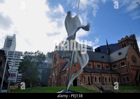 Die zeitgenössische Skulptur Ascalon für australische Menschen und fremden Reisenden besucht und bei Reisen außerhalb von St George's Cathedral am 22. Mai 2016 I Stockfoto