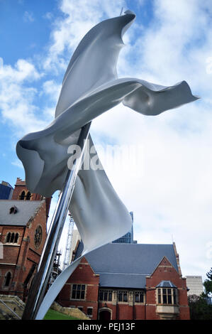 Die zeitgenössische Skulptur Ascalon für australische Menschen und fremden Reisenden besucht und bei Reisen außerhalb von St George's Cathedral am 22. Mai 2016 I Stockfoto