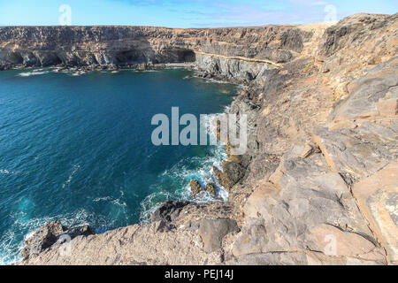 Faszinierende Kalksteinen und Felsen am Ufer des Ajuy, Fuerteventura Stockfoto