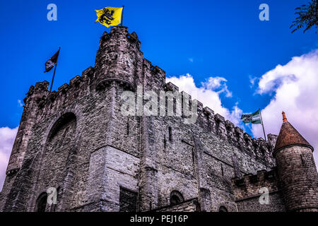 Querformat des Gravensteen Castel, in der Stadt Gent in Belgien, mit blauen Himmel im Hintergrund und die Flaggen auf der Oberseite Stockfoto