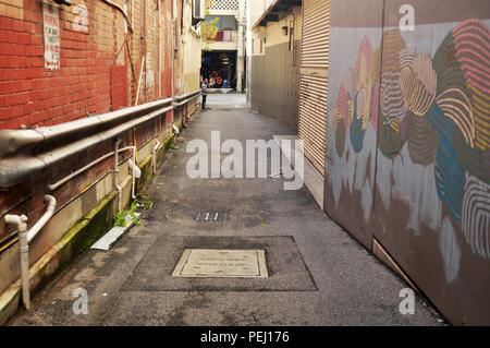 Kleine Gasse für Menschen zu Fuß gehen zur Hay Street Mall in Perth's Forrest Chase am 22. Mai 2016 in Perth, Australien Stockfoto